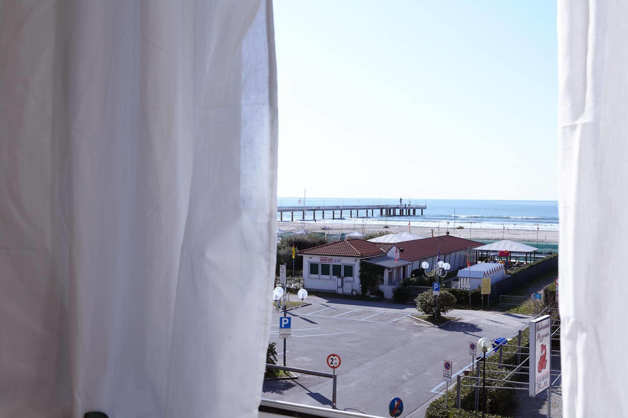Hotel Mirage Marina di Pietrasanta Exteriör bild